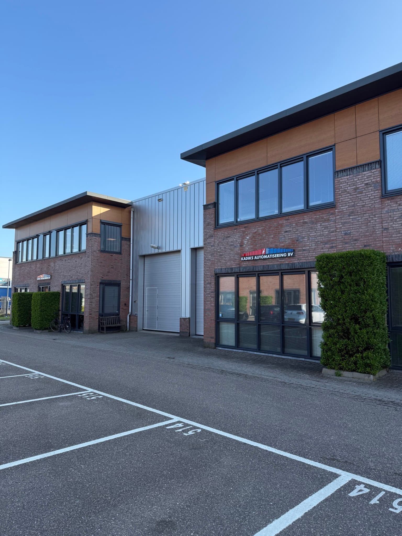 Bedrijfspanden Kadiks Automatisering BV aan de Zuidbaan